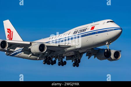 Eine Boeing 747-89L von Air China bringt eine chinesische Regierungsdelegation nach Zürich. Registrazione B-2480. (Zürich, Schweiz, 14.01.2024) Foto Stock