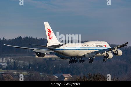 Eine Boeing 747-89L von Air China bringt eine chinesische Regierungsdelegation nach Zürich. Registrazione B-2480. (Zürich, Schweiz, 14.01.2024) Foto Stock