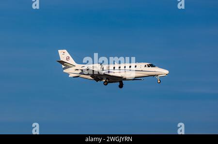 Eine Cessna 560XL Citation XLS von Prince Aviation befindet sich im Landeanflug auf den Flughafen Zürich. Registrazione YU-SVL. (Zürich, Schweiz, 14,01 Foto Stock