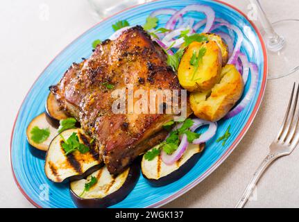 carne di maiale arrosto con verdure Foto Stock