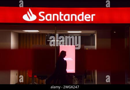 Londra, Regno Unito. 5 febbraio 2024. Una filiale di Santander nel centro di Londra come Santander UK e Lloyds sono accusati di detenere conti bancari per società sostenute dall'Iran, consentendo loro di eludere le sanzioni. Crediti: Vuk Valcic/Alamy Live News Foto Stock