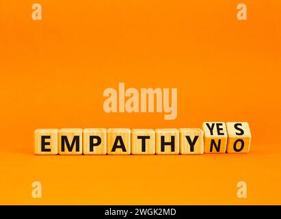 Simbolo di empatia sì o no. Parole concettuali Empathy no to Empathy Yes su bellissimi cubi di legno. Bellissimo sfondo arancione. Psicologico a Foto Stock