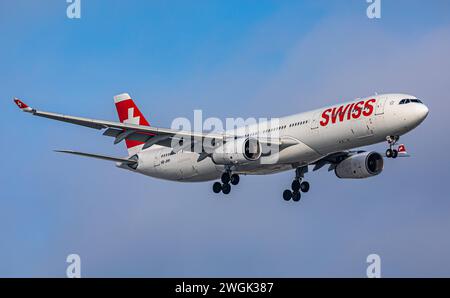 Swiss International Airlines Ein Airbus A330-343X von Swiss International Zürich befindet sich im Landeanflug auf den Flughafen Zürich. Registrazione HB-JHH. Zürich, Schweiz, 14.01.2024 *** Swiss International Airlines un Airbus A330 343X di Swiss International Zurich si sta avvicinando all'aeroporto di Zurigo registrazione HB JHH Zurich, Svizzera, 14 01 2024 Foto Stock