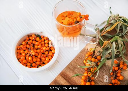 Teiera limpida con tè di spinoso marino, un mix di sapori e benefici per la salute. tè di spinoso, una bevanda gustosa e medicinale Foto Stock