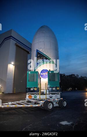 Cape Canaveral, Stati Uniti d'America. 1 febbraio 2024. La NASA pace Unmanned Spacecraft racchiusa nella carenatura del carico utile viene trasportata dalla Astrotech Space Operations Facility per essere accoppiata con il razzo SpaceX Falcon 9 al Kennedy Space Center, il 1° febbraio 2024 a Cape, Florida. Crediti: Ben Smegelsky/foto NASA/Alamy Live News Foto Stock