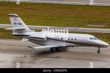 Eine Cessna 680A Citation Latitude rollt auf dem Flughafen Zürich zur Startbahn. Gemäss dem öffentlich einsehbaren Schweizer Luftfahrtregister gehört Foto Stock