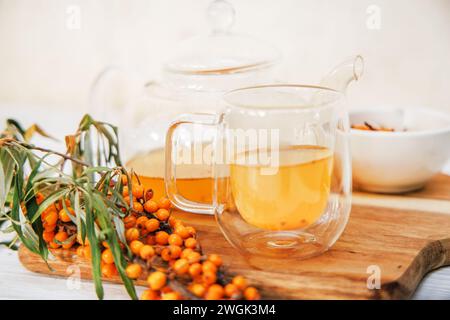 Teiera limpida con tè di spinoso marino, un mix di sapori e benefici per la salute. tè di spinoso, una bevanda gustosa e medicinale Foto Stock