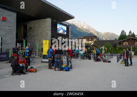 Chamonix, Francia - 16 giugno 2021: Alpinisti in vetta al Monte bianco, alpinisti in attesa della funivia per Aiguille du Midi nella giornata di sole Foto Stock