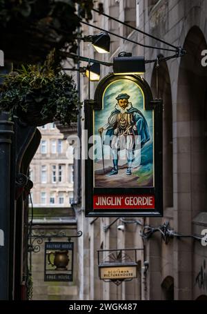 I vecchi cartelli dei pub di Jinglin' Geordie & Halfway House, Fleshmarket Close, Edimburgo, Scozia, Regno Unito Foto Stock