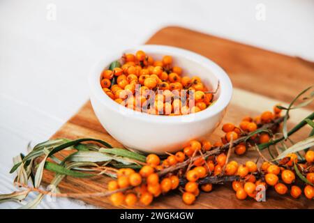 tè di spinoso marino in una teiera di vetro trasparente, un elisir naturale. rimedio omeopatico per l'essenza di vitalità dell'autunno in un'infusione di tè spinoso marino Foto Stock