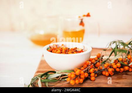 Teiera limpida con tè di spinoso marino, un mix di sapori e benefici per la salute. tè di spinoso, una bevanda gustosa e medicinale Foto Stock