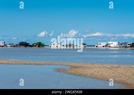 Parken im Strandbereich ist nur hier in St Peter Ording bei Niedrigwasser möglich Foto Stock