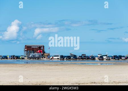 Parken im Strandbereich ist nur hier in St Peter Ording bei Niedrigwasser möglich Foto Stock