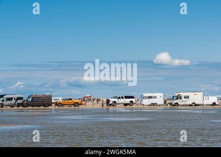 Parken im Strandbereich ist nur hier in St Peter Ording bei Niedrigwasser möglich Foto Stock