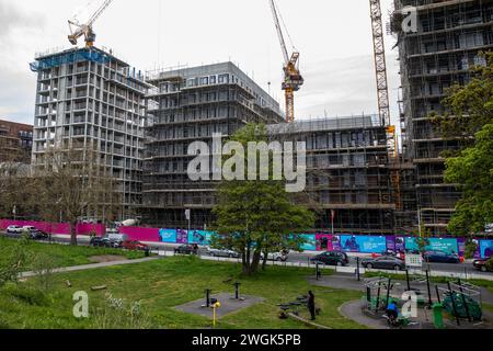 Londra, Regno Unito. 27 aprile 2023. Blocchi abitativi in costruzione come parte della rigenerazione della tenuta di Aylesbury a Walworth. La Aylesbury Estate, progettata dall'architetto Hans Peter "Felix" Trenton e costruita tra il 1963 e il 1977, era una delle più grandi proprietà abitative pubbliche d'Europa. È stato soggetto a un processo di rigenerazione di 20 anni a partire dal 2005, quando il London Borough di Southwark ha optato per la demolizione e la riqualificazione piuttosto che per la ristrutturazione. Crediti: Mark Kerrison/Alamy Live News Foto Stock