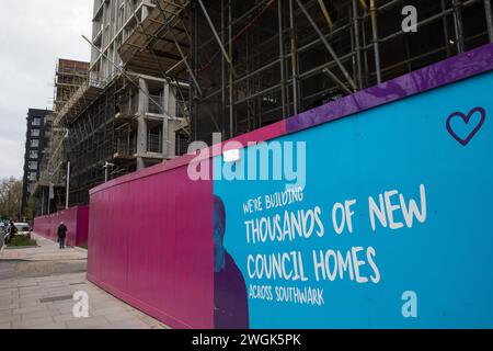 Londra, Regno Unito. 27 aprile 2023. Un'esposizione di marketing per le case del consiglio a Southwark è raffigurata all'esterno di un cantiere edile presso la Aylesbury Estate. La tenuta di Aylesbury, una delle più grandi proprietà abitative d'Europa, costruita tra il 1963 e il 1977, è stata soggetta a un processo di rigenerazione graduale dal 2005. Crediti: Mark Kerrison/Alamy Live News Foto Stock