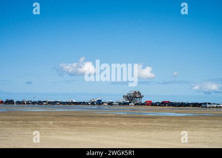 Parken im Strandbereich ist nur hier in St Peter Ording bei Niedrigwasser möglich Foto Stock