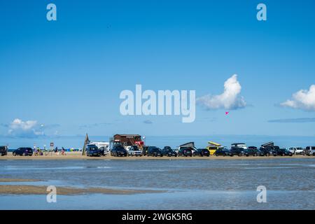 Parken im Strandbereich ist nur hier in St Peter Ording bei Niedrigwasser möglich Foto Stock