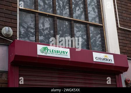 Londra, Regno Unito. 27 aprile 2023. Parte della Thurlow Lodge Community Hall sulla Aylesbury Estate a Walworth. La Aylesbury Estate, progettata dall'architetto Hans Peter "Felix" Trenton e costruita tra il 1963 e il 1977, era una delle più grandi proprietà abitative pubbliche d'Europa. È stato soggetto a un processo di rigenerazione di 20 anni a partire dal 2005, quando il London Borough di Southwark ha optato per la demolizione e la riqualificazione piuttosto che per la ristrutturazione. Crediti: Mark Kerrison/Alamy Live News Foto Stock