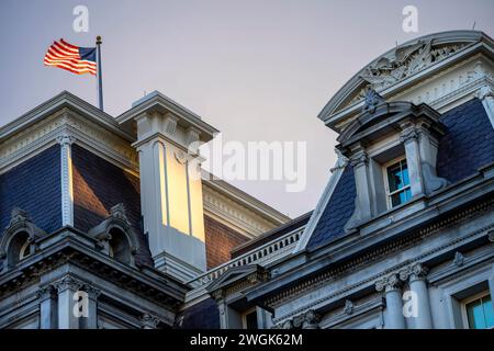 La bandiera americana vola sopra l'Eisenhower Executive Office Building mercoledì 10 gennaio 2024, alla Casa Bianca. (Foto ufficiale della Casa Bianca di Carlos Fyfe) Foto Stock