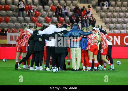 Monaco, Germania. 5 febbraio 2024. Mannschaftskreis vor dem Spiel, FC Bayern Muenchen vs. SC Freiburg, Fussball, Google Pixel Frauen-Bundesliga, 12. Spieltag, Saison 2023/24, 05.02.2024, LE NORMATIVE DFL VIETANO QUALSIASI USO DI FOTOGRAFIE COME SEQUENZE DI IMMAGINI, foto: Eibner-Pressefoto/Jenni Maul Credit: dpa/Alamy Live News Foto Stock