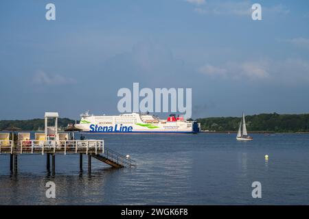 DAS abendliche Auslaufen der Fähren und Kreuzfahrtschiffe sind von der Seebar im Sommer gut zu beobachten *** la partenza serale dei traghetti e delle navi da crociera può essere facilmente osservata dal Seebar in estate Foto Stock