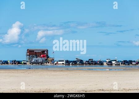 Parken im Strandbereich ist nur hier in St Peter Ording bei Niedrigwasser möglich *** il parcheggio nella zona della spiaggia è possibile solo qui a St Peter Ording con la bassa marea Foto Stock