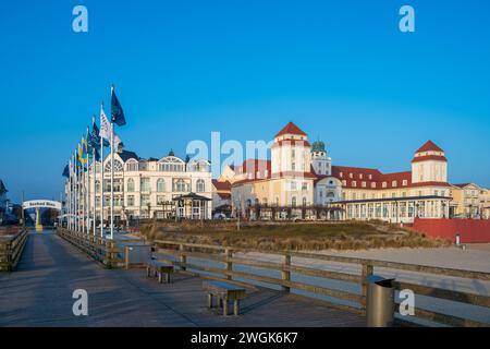 Schöner Blick auf das Kurhaus von Binz von der Seebrücke kurz nach Sonnenaufgang *** bella vista del Binz Kurhaus dal molo poco dopo l'alba Foto Stock