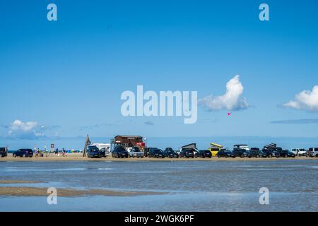 Parken im Strandbereich ist nur hier in St Peter Ording bei Niedrigwasser möglich *** il parcheggio nella zona della spiaggia è possibile solo qui a St Peter Ording con la bassa marea Foto Stock