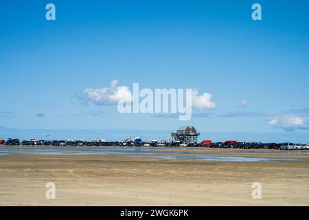 Parken im Strandbereich ist nur hier in St Peter Ording bei Niedrigwasser möglich *** il parcheggio nella zona della spiaggia è possibile solo qui a St Peter Ording con la bassa marea Foto Stock