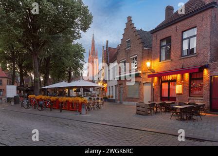 Piazza Walplein nella città vecchia medievale da favola la sera, Bruges, Belgio Foto Stock