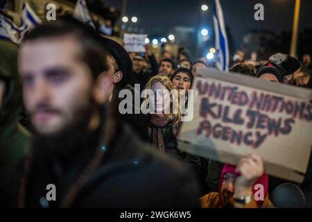 Gerusalemme, Israele. 5 febbraio 2024. Attivisti di destra israeliani partecipano a una protesta al di fuori del quartier generale dell'Agenzia delle Nazioni Unite per il soccorso e l'occupazione per i rifugiati palestinesi nel vicino Oriente (UNWRA) a Gerusalemme, chiedendo di chiudere l'attività dell'organizzazione, a seguito delle notizie che i lavoratori dell'UNWRA hanno partecipato all'attacco di Hamas del 7 ottobre. Crediti: Ilia Yefimovich/dpa/Alamy Live News Foto Stock