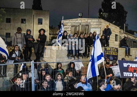 Gerusalemme, Israele. 5 febbraio 2024. Attivisti di destra israeliani partecipano a una protesta al di fuori del quartier generale dell'Agenzia delle Nazioni Unite per il soccorso e l'occupazione per i rifugiati palestinesi nel vicino Oriente (UNWRA) a Gerusalemme, chiedendo di chiudere l'attività dell'organizzazione, a seguito delle notizie che i lavoratori dell'UNWRA hanno partecipato all'attacco di Hamas del 7 ottobre. Crediti: Ilia Yefimovich/dpa/Alamy Live News Foto Stock