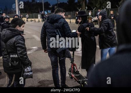 Gerusalemme, Israele. 5 febbraio 2024. Attivisti di destra israeliani partecipano a una protesta al di fuori del quartier generale dell'Agenzia delle Nazioni Unite per il soccorso e l'occupazione per i rifugiati palestinesi nel vicino Oriente (UNWRA) a Gerusalemme, chiedendo di chiudere l'attività dell'organizzazione, a seguito delle notizie che i lavoratori dell'UNWRA hanno partecipato all'attacco di Hamas del 7 ottobre. Crediti: Ilia Yefimovich/dpa/Alamy Live News Foto Stock