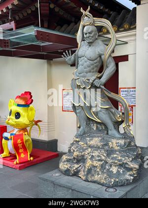 Singapore, 26 gennaio 2024. Chinatown, statua del Guardiano di Vajrayana all'esterno del Tempio della reliquia del dente di Buddha sulla South Bridge Road a Chinatown. Foto Stock