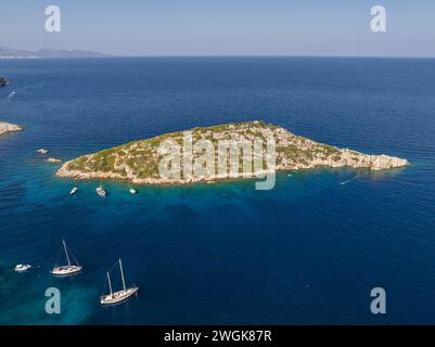 Foto aerea con drone di Agios Nikolaos, un piccolo porto sull'isola di Zante. Vardiola di Agios Nikolaos sull'isola in Grecia, Zante. Foto Stock