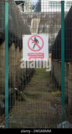 Barry, vale of Glam, Galles 2 febbraio 2024: Hazards on Industrial site on Dockland, inclusi i materiali scartati dalla pulizia e dalla ristrutturazione delle abitazioni Foto Stock