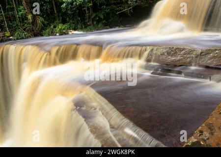 Primo piano della cascata Giluk nel bacino di Maliau Sabah Borneo Malesia Foto Stock