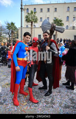 Gli attori Cosplayer indossano costumi di personaggi famosi dei cartoni animati e film per bambini. Ammira le persone che posano con i bambini per una foto ricordo del carnevale Foto Stock