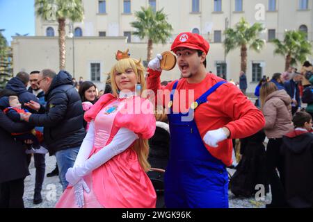 Gli attori Cosplayer indossano costumi di personaggi famosi dei cartoni animati e film per bambini. Ammira le persone che posano con i bambini per una foto ricordo del carnevale Foto Stock