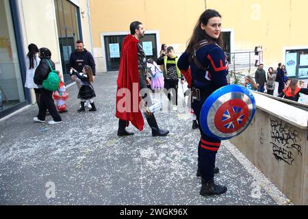 Gli attori Cosplayer indossano costumi di personaggi famosi dei cartoni animati e film per bambini. Ammira le persone che posano con i bambini per una foto ricordo del carnevale Foto Stock