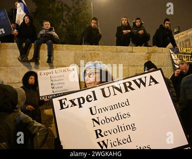 Gerusalemme, Israele. 5 febbraio 2024. Gli ebrei israeliani di destra tengono cartelli contro l'Agenzia delle Nazioni Unite per il soccorso e il lavoro, l'UNRWA, durante una protesta fuori dal quartier generale dell'UNRA a Gerusalemme lunedì 5 febbraio 2024. I manifestanti hanno chiesto un'evacuazione immediata del quartier generale dalla terra di stato israeliana. Foto di Debbie Hill/ credito: UPI/Alamy Live News Foto Stock