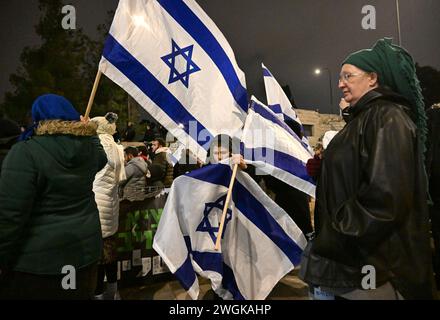 Gerusalemme, Israele. 5 febbraio 2024. Un ragazzo israeliano tiene bandiere israeliane in una protesta contro l'Agenzia delle Nazioni Unite per il soccorso e il lavoro, UNRWA, fuori dal quartier generale dell'UNRA a Gerusalemme lunedì 5 febbraio 2024. I manifestanti hanno chiesto un'evacuazione immediata del quartier generale dalla terra di stato israeliana. Foto di Debbie Hill/ credito: UPI/Alamy Live News Foto Stock