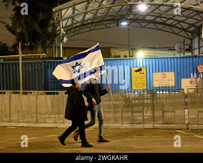 Gerusalemme, Israele. 5 febbraio 2024. I giovani israeliani di destra portano una bandiera nazionale davanti al quartier generale dell'UNRA in occasione di una protesta contro l'Agenzia delle Nazioni Unite per il soccorso a Gerusalemme lunedì 5 febbraio 2024. I manifestanti hanno chiesto un'evacuazione immediata del quartier generale dalla terra di stato israeliana. Foto di Debbie Hill/ credito: UPI/Alamy Live News Foto Stock