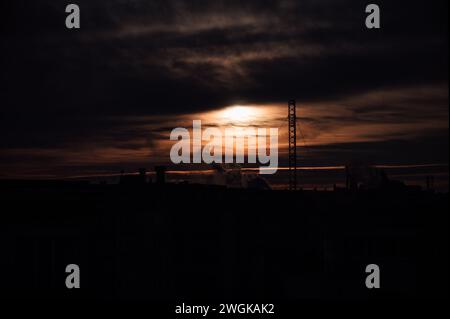 Raggi di luce sulla nuvola con la silhouette Foto Stock