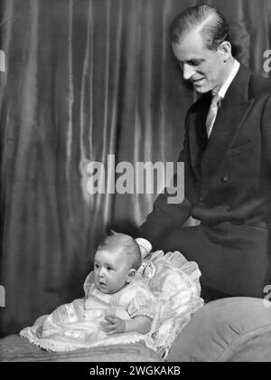 Una fotografia del principe Filippo con suo figlio appena nato, Carlo III Scattata poco dopo la nascita di Carlo il 14 novembre 1948, questa immagine cattura un momento paterno tra il Duca di Edimburgo e il futuro Re. Questa prima istantanea del principe Carlo, che sarebbe poi diventato principe di Galles nel 1969 e ascese al trono nel 2022. Foto Stock