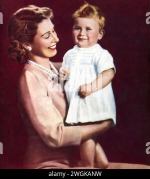 Fotografia ritratto di Elisabetta II con il suo giovane figlio, Carlo III, probabilmente scattata nel 1950. A quel tempo, Elisabetta era principessa, due anni prima di diventare regina nel 1952. Carlo, nato il 14 novembre 1948, era l'erede e in seguito ascese al trono come re Carlo III nel 2022. Questa immagine cattura un momento prima del regno di Elisabetta, evidenziando i primi anni del futuro re all'interno della famiglia reale britannica. Foto Stock