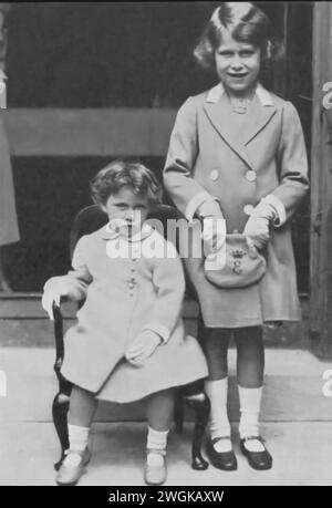 Un ritratto di una giovane principessa Elisabetta II con sua sorella minore, la principessa Margherita, scattato nel 1933. Questa fotografia cattura i primi anni della futura regina Elisabetta II, nata nel 1926, insieme a sua sorella, nata nel 1930. L'immagine offre uno sguardo sull'infanzia delle sorelle reali britanniche, molto prima dell'ascesa di Elisabetta al trono e dell'emergere di Margaret come figura reale di spicco. Foto Stock