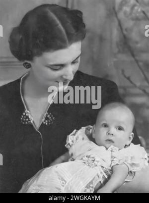 Ritratto della principessa Marina, duchessa di Kent, con sua figlia, principessa Alexandra, rincess Marina, originariamente una reale greca e danese prima del suo matrimonio, è mostrata con Alessandra, nata il 25 dicembre 1936. Foto Stock