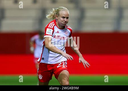 Monaco, Germania. 5 febbraio 2024. Pernille Harder (FC Bayern Muenchen, 21), FC Bayern Muenchen vs. SC Freiburg, Fussball, Google Pixel Frauen-Bundesliga, 12. Spieltag, Saison 2023/24, 05.02.2024, LE NORMATIVE DFL VIETANO QUALSIASI USO DI FOTOGRAFIE COME SEQUENZE DI IMMAGINI, foto: Eibner-Pressefoto/Jenni Maul Credit: dpa/Alamy Live News Foto Stock